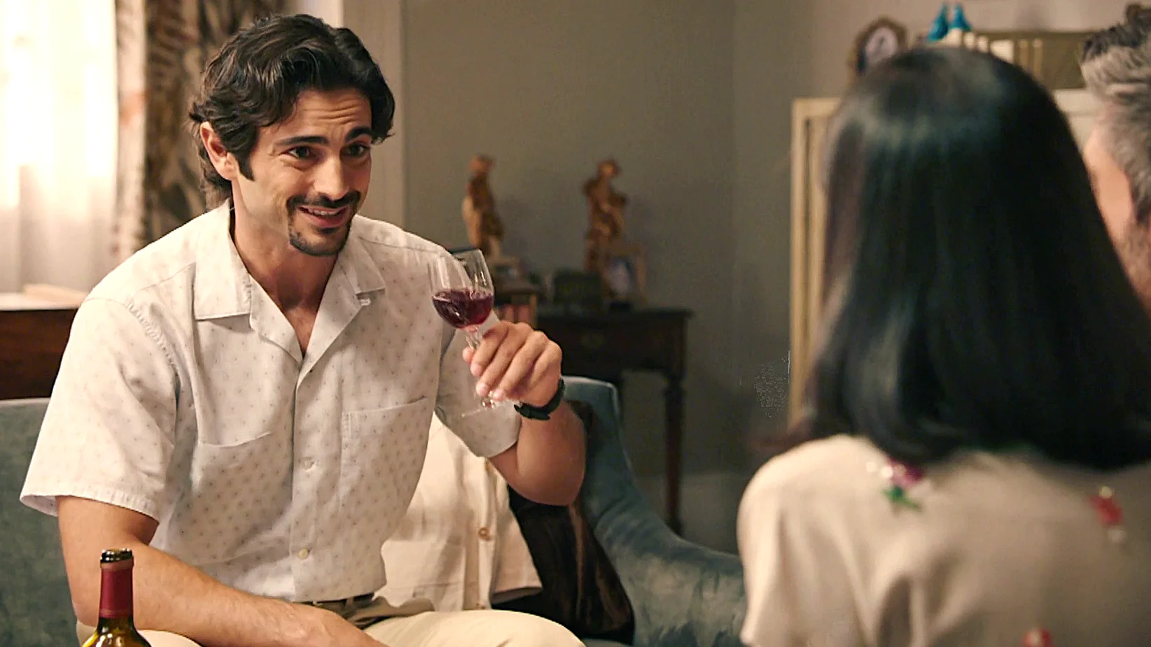 Víctor llega a casa de María y Andrés y ellos fingen ser un matrimonio perfecto, ¿descubrirá su mentira? Víctor llega a casa de María y Andrés y ellos fingen ser un matrimonio perfecto, ¿descubrirá su mentira?