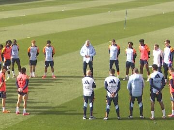 Minuto de silencio del Real Madrid en Valdebebas