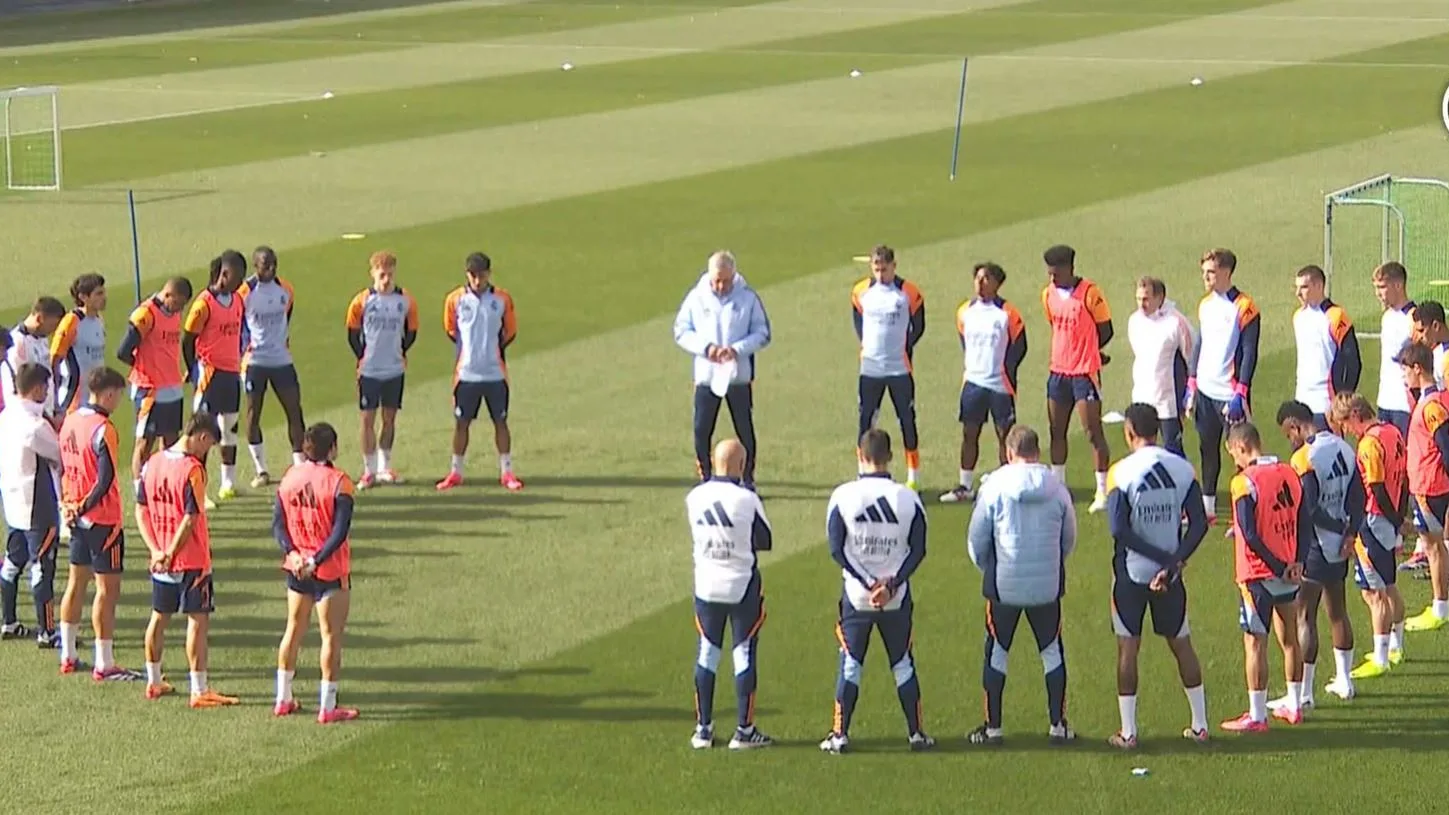 Minuto de silencio del Real Madrid en Valdebebas Minuto de silencio del Real Madrid en Valdebebas