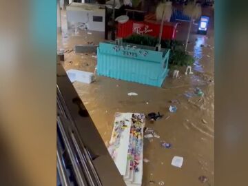 Centro comercial inundado.