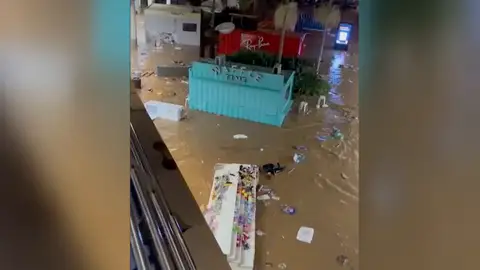 Centro comercial inundado. Centro comercial inundado.