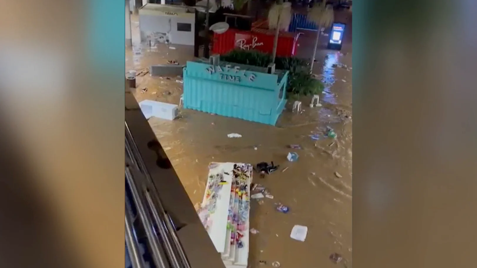 Centro comercial inundado.