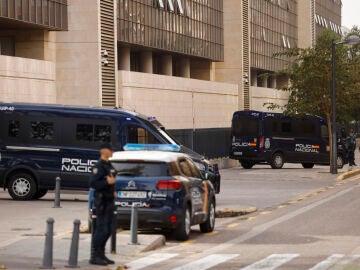 Varios agentes de la Policía Nacional aguardan junto a la Ciudad de la Justicia