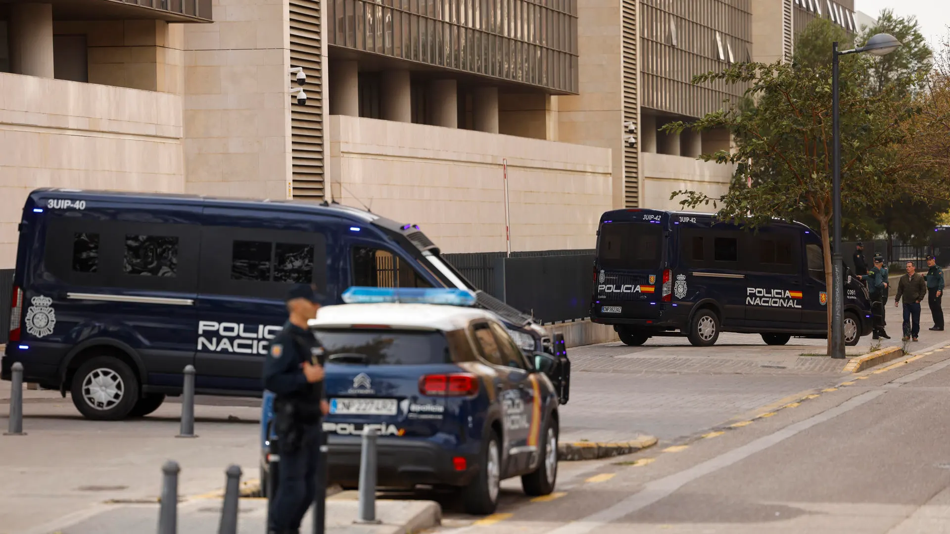 Varios agentes de la Policía Nacional aguardan junto a la Ciudad de la Justicia Varios agentes de la Policía Nacional aguardan junto a la Ciudad de la Justicia