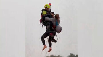 Un miembro de la UME rescata a una mujer en Utiel, Valencia