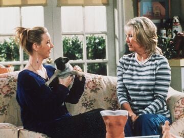 Lisa Kudrow y Teri Garr como Phoebe y su madre en Friends