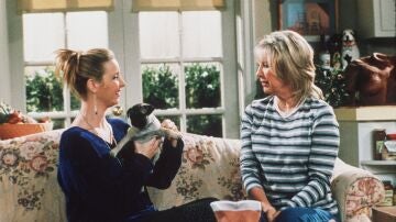 Lisa Kudrow y Teri Garr como Phoebe y su madre en Friends