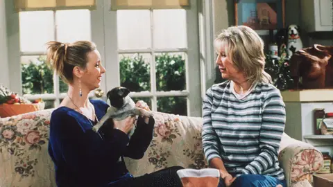 Lisa Kudrow y Teri Garr como Phoebe y su madre en Friends Lisa Kudrow y Teri Garr como Phoebe y su madre en Friends