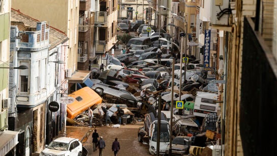 Imagen de una calle abarrotada de coches uno encima de otro en Pica&ntilde;a (Valencia)