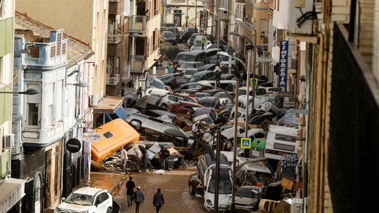 Imagen de una calle abarrotada de coches uno encima de otro en Picaña (Valencia) Imagen de una calle abarrotada de coches uno encima de otro en Picaña (Valencia)