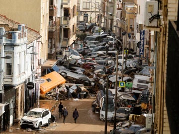 Imagen de una calle abarrotada de coches uno encima de otro en Picaña (Valencia)