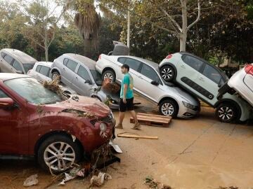 Coches amontonados tras las riadas en Picaña (en Valencia)