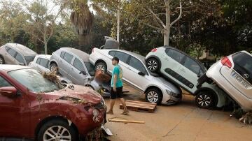 Coches amontonados tras las riadas en Picaña (en Valencia)