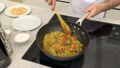 Rehoga las hortalizas a fuego medio Rehoga las hortalizas a fuego medio