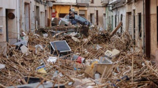Vista de una calle afectada por las inundaciones en Paiporta (Valencia)