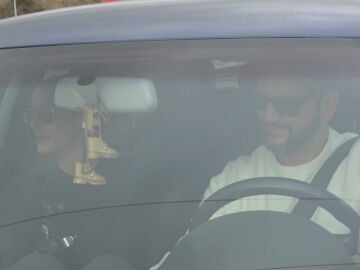 Fran Perea y su novia, Luz Valdenebro, llegando a la boda de Ana Guerra y Víctor Elías