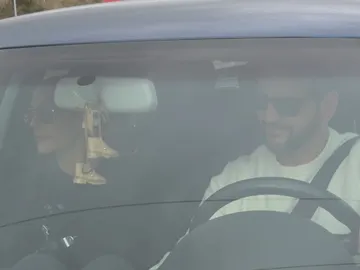 Fran Perea y su novia, Luz Valdenebro, llegando a la boda de Ana Guerra y Víctor Elías Fran Perea y su novia, Luz Valdenebro, llegando a la boda de Ana Guerra y Víctor Elías