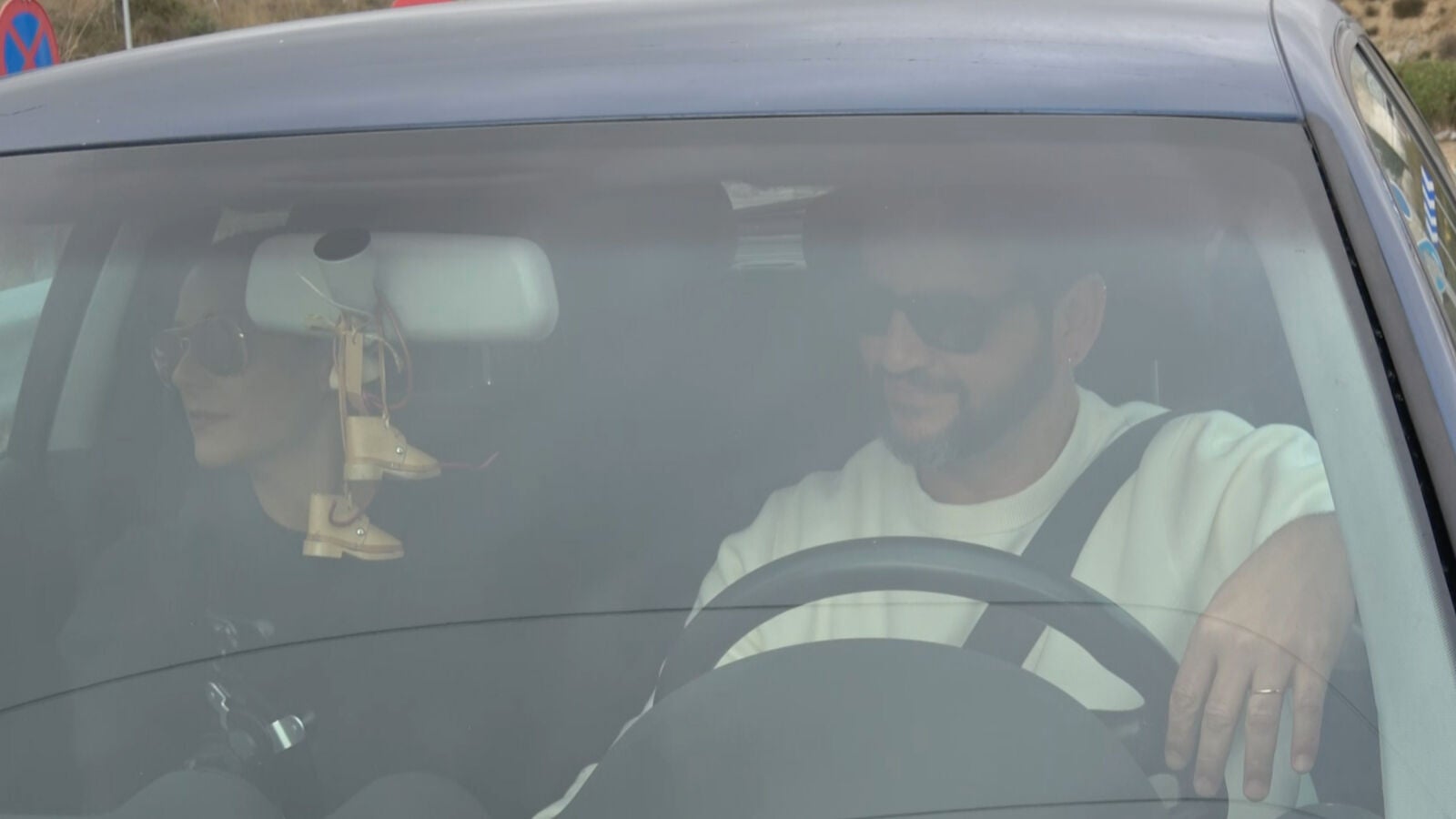 Fran Perea y su novia, Luz Valdenebro, de los primeros invitados en llegar a la boda de Ana Guerra y Víctor Elías