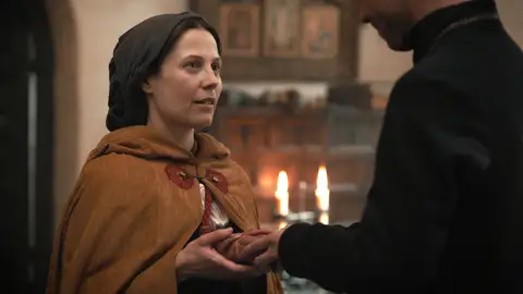 El padre Gonzalo le da un regalo a Marie Anne de parte de Gabriela El padre Gonzalo le da un regalo a Marie Anne de parte de Gabriela