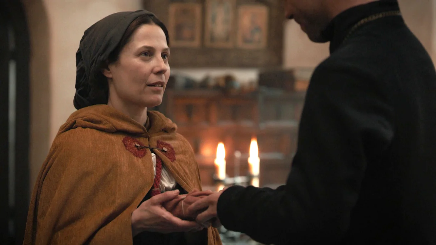El padre Gonzalo le da un regalo a Marie Anne de parte de Gabriela