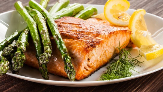 Plato de salm&oacute;n con esp&aacute;rragos