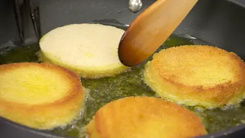 Introduce las rebanadas de pan y fríelas hasta que se doren Introduce las rebanadas de pan y fríelas hasta que se doren