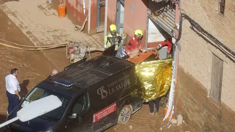 Los servicios de emergencia trabajan para rescatar los cuerpos de los fallecidos Los servicios de emergencia trabajan para rescatar los cuerpos de los fallecidos