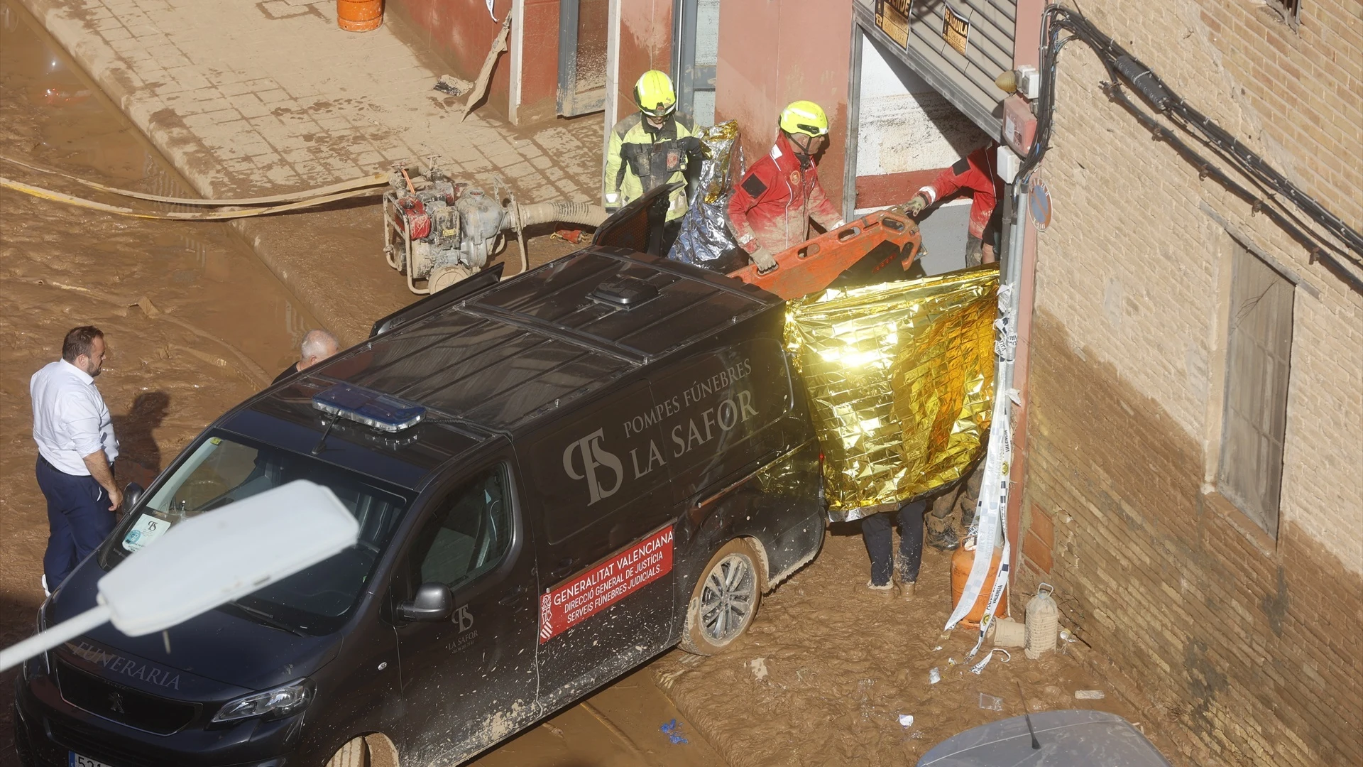 Los servicios de emergencia trabajan para rescatar los cuerpos de los fallecidos Los servicios de emergencia trabajan para rescatar los cuerpos de los fallecidos