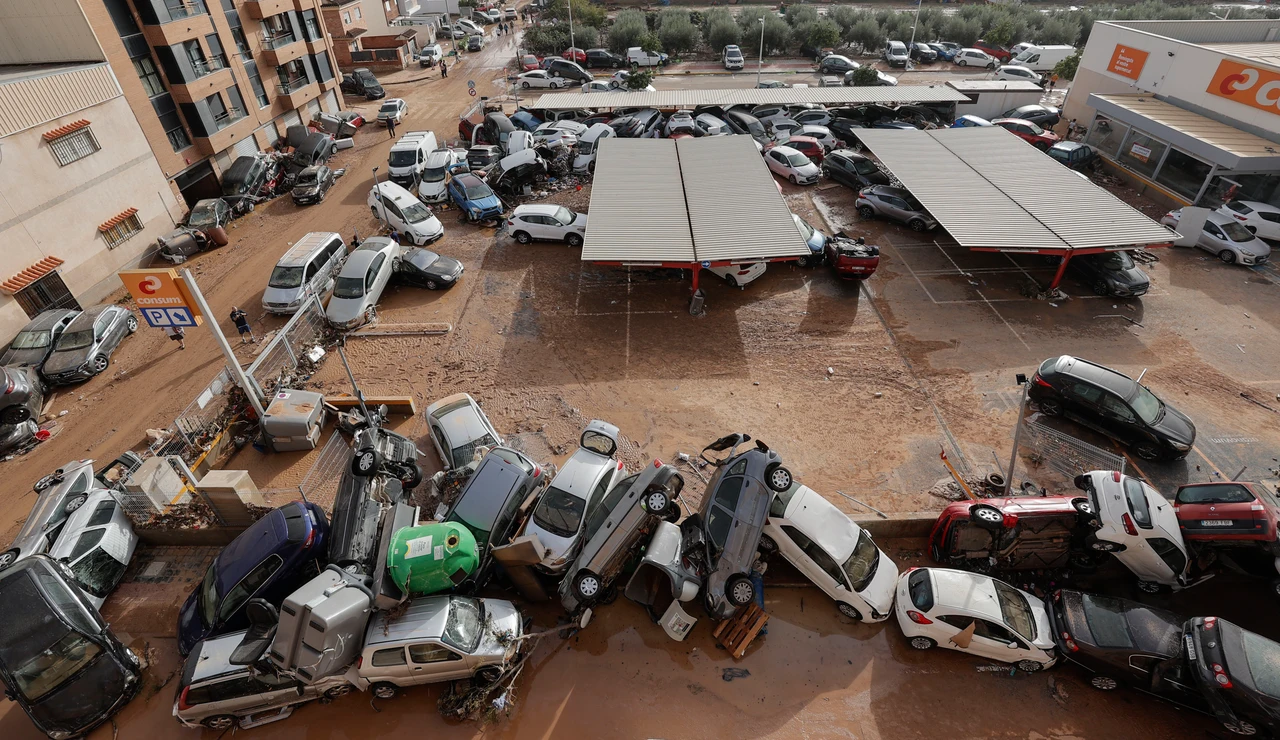 Imagen de un parking en Paiporta (Valencia) tras el paso de la DANA
