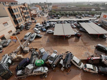 Imagen de un parking en Paiporta (Valencia) tras el paso de la DANA