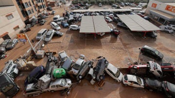 Imagen de un parking en Paiporta (Valencia) tras el paso de la DANA