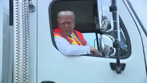 Donald Trump se viste de basurero Donald Trump se viste de basurero para dar el giro final de su campaña a las elecciones de Estados Unidos