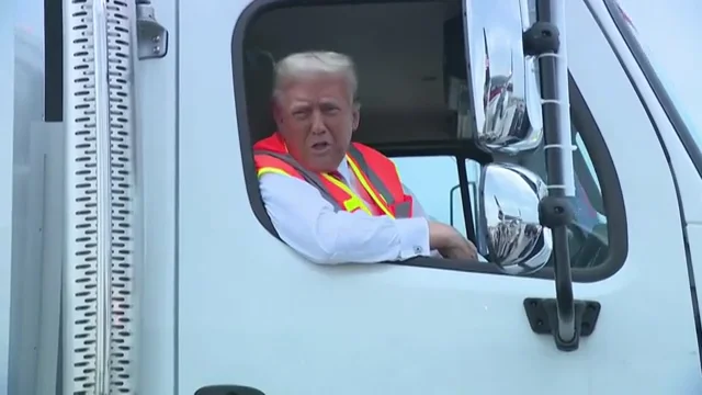 Donald Trump se viste de basurero Donald Trump se viste de basurero para dar el giro final de su campaña a las elecciones de Estados Unidos