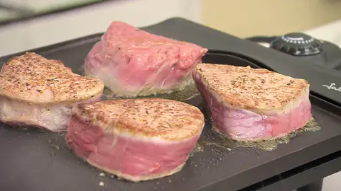 Salpimienta los trozos de solomillo Salpimienta los trozos de solomillo