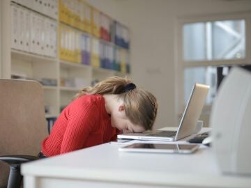 Una mujer desesperada en el trabajo