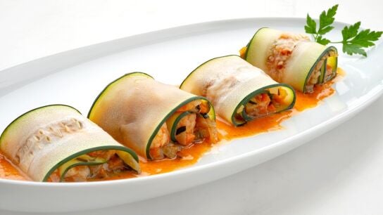 Canelones de calabac&iacute;n rellenos de verduras y langostinos, de Karlos Argui&ntilde;ano