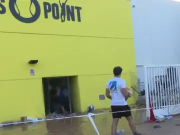 Varias personas roban en una tienda en medio del caos Varias personas roban en una tienda en medio del caos