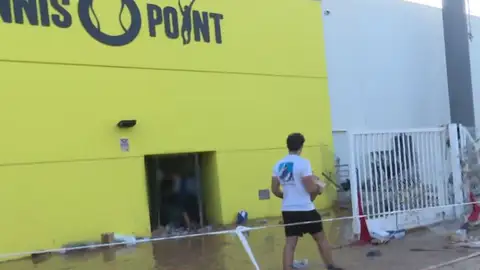 Varias personas roban en una tienda en medio del caos Varias personas roban en una tienda en medio del caos