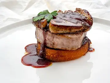 Receta de solomillo con foie, de Karlos Arguiñano: "¡Esto es un auténtico lujo!" Receta de solomillo con foie, de Karlos Arguiñano: "¡Esto es un auténtico lujo!"