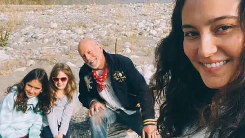 Bruce Willis junto a su mujer Emma Heming y sus hijas Bruce Willis junto a su mujer Emma Heming y sus hijas