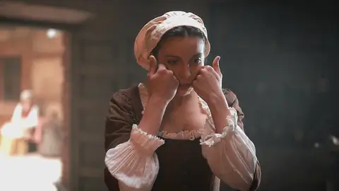 Juana se sonroja ante las palabras de Telmo: “¡Qué suerte teneros cerca!” Juana se sonroja ante las palabras de Telmo: “¡Qué suerte teneros cerca!”