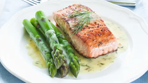Plato de salmón con espárragos Plato de salmón con espárragos