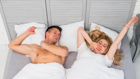 Pareja despertándose Pareja despertándose