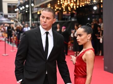 Channing Tatum y Zoe Kravitz en la premiere de Parpadea dos veces