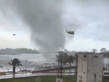 Una manga marina desata el caos en Isla Cristina