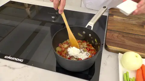 Agrega 1 cucharada de harina de maíz refinada Agrega 1 cucharada de harina de maíz refinada