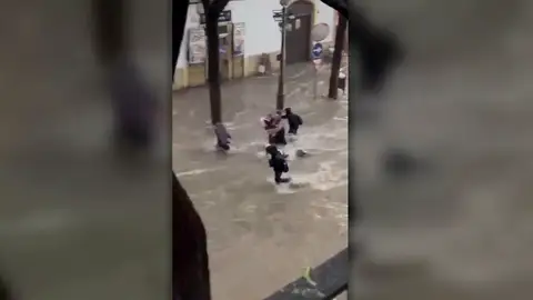 Una niña, a punto de ser arrastrada por el agua. Una niña, a punto de ser arrastrada por el agua.
