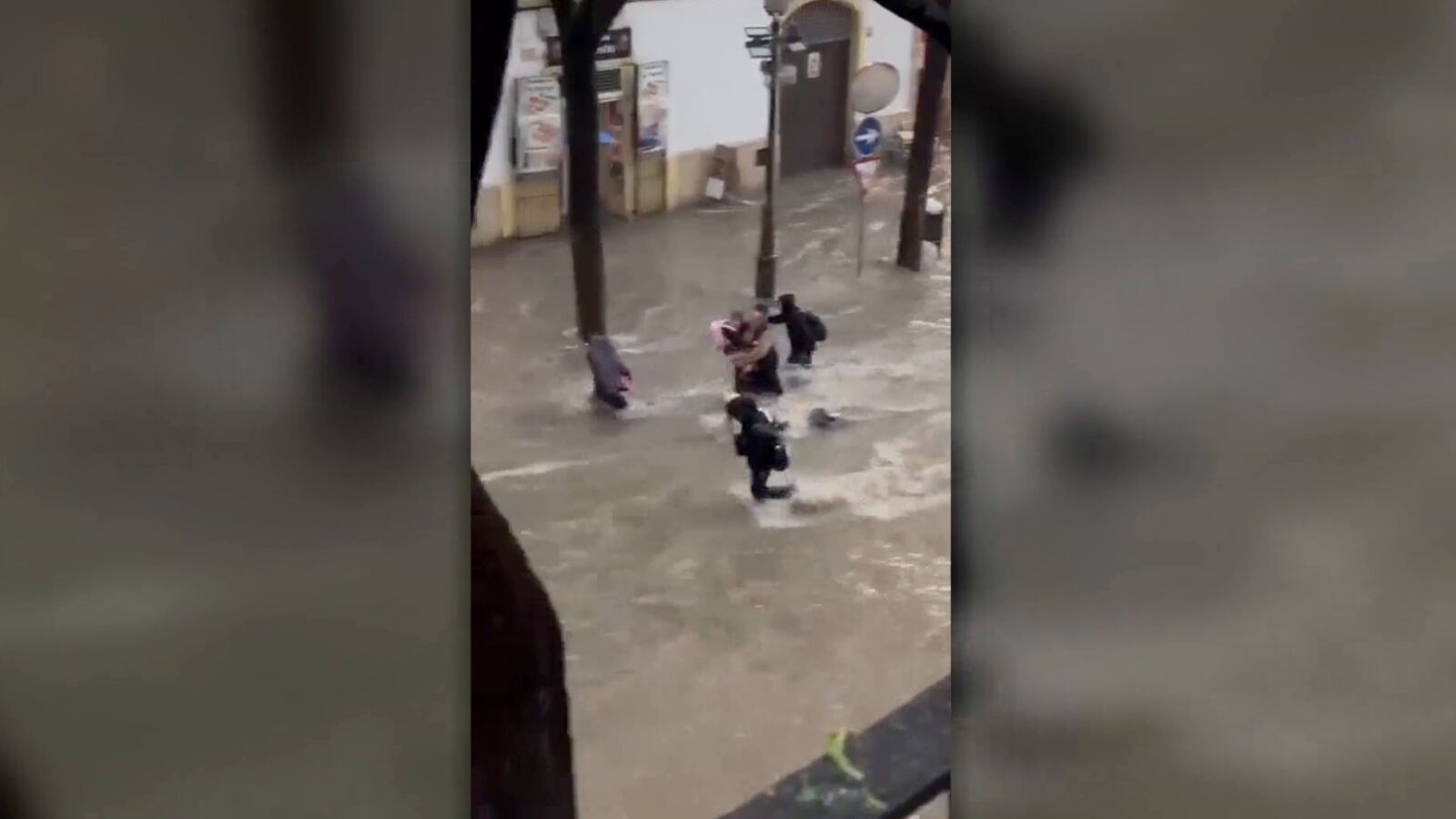 El angustioso momento en que una niña está a punto de ser arrastrada por la DANA en Jerez de la Frontera