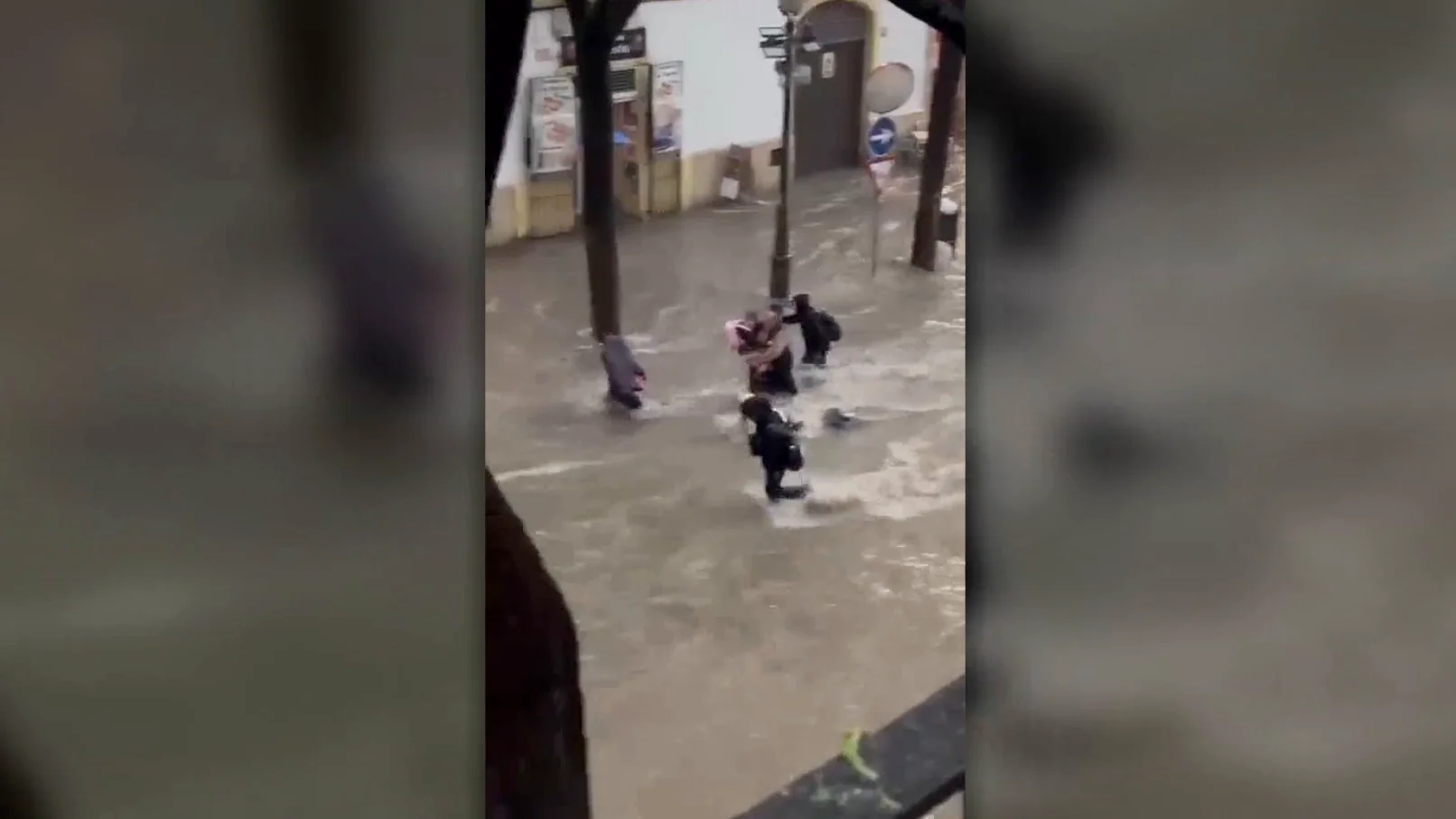 Una niña, a punto de ser arrastrada por el agua. Una niña, a punto de ser arrastrada por el agua.