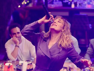 La faceta desconocida de Demet Evgar, protagonista de Renacer: &iexcl;adem&aacute;s de actriz, es cantante!